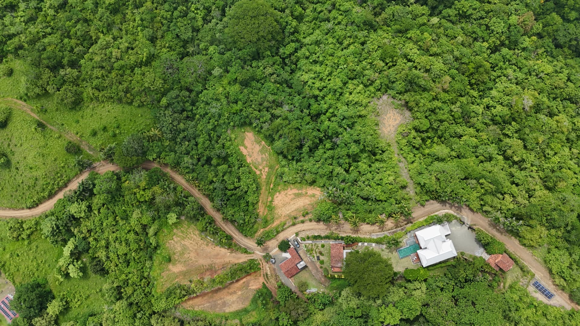 Aerial view of the Denter Tumas estate from 300m, surrounded by forest and rolling hills
